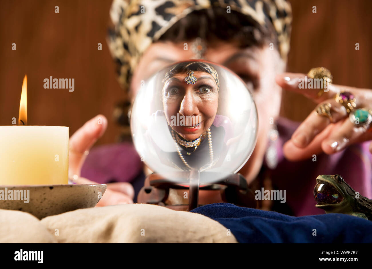 Femme gypsy Fortune Teller à dans une boule de cristal Banque D'Images