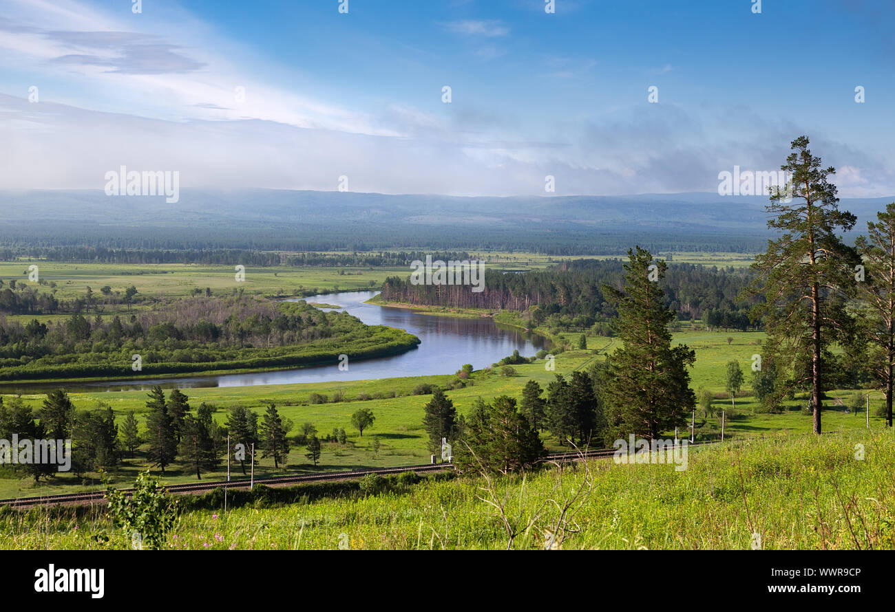 Matin paysage avec une rivière et collines dans la région de Bouriatie, en Russie Banque D'Images