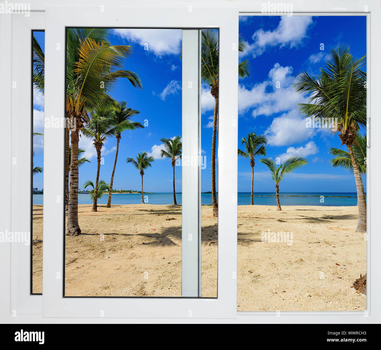 Plage vue de la fenêtre sur l'île de jour d'été ensoleillé Banque D'Images