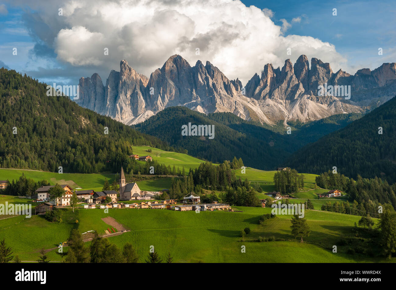 Village Santa Maddalena et les Dolomites, Val di Funes, Italie Banque D'Images