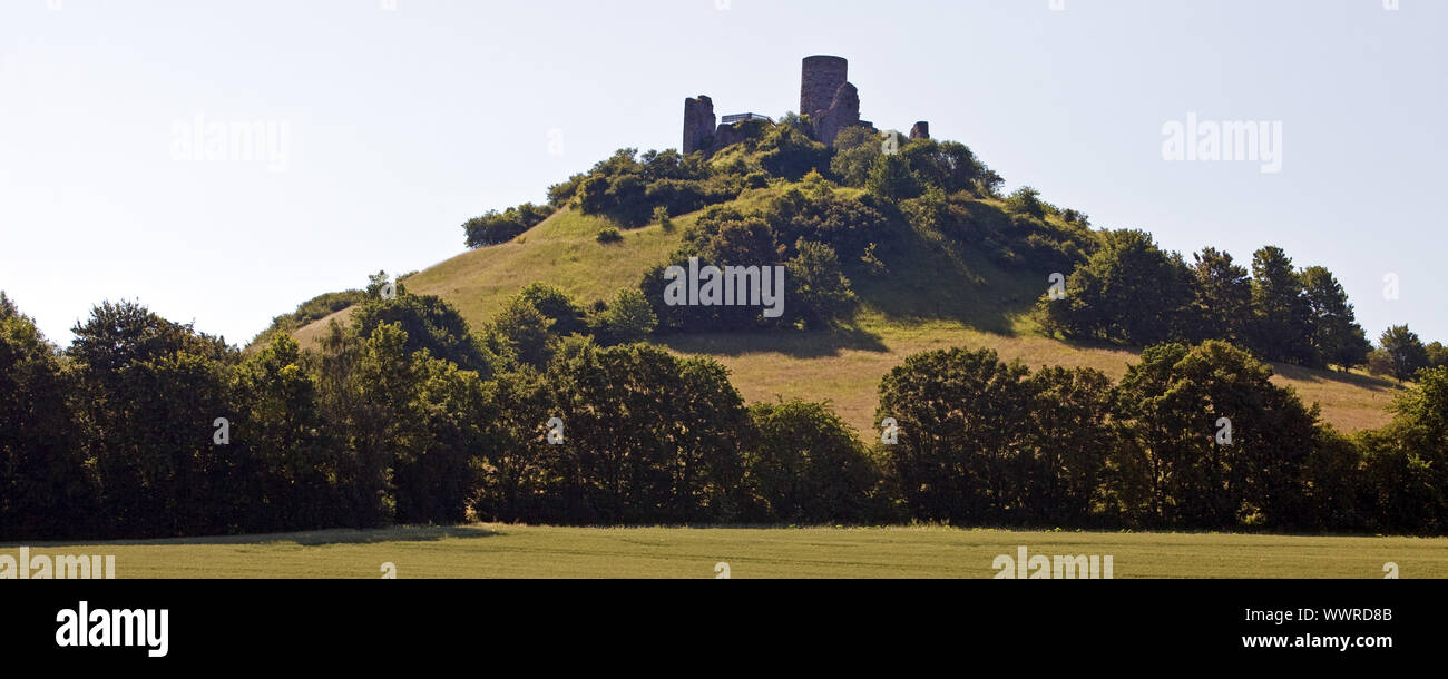 Les ruines du château sur le Desenberg Desenberg, Warburg, à l'Est de la Westphalie, Rhénanie-Palatinat, Allemagne Banque D'Images