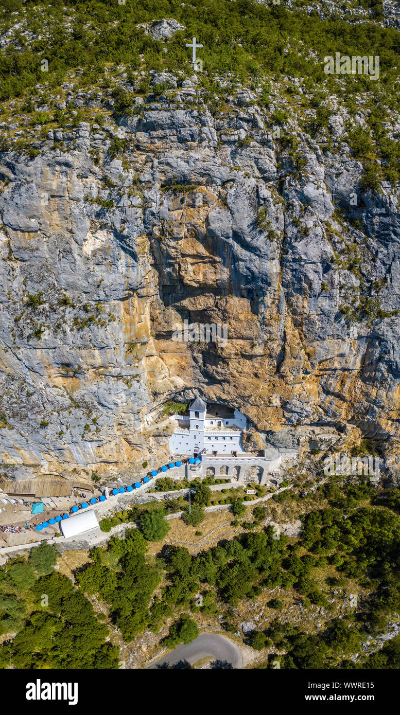 Vue aérienne du monastère d'Ostrog, l'Église orthodoxe serbe. Le Monténégro. Dédiée à saint Basile d'Ostrog. Des routes sinueuses. Mountain Banque D'Images