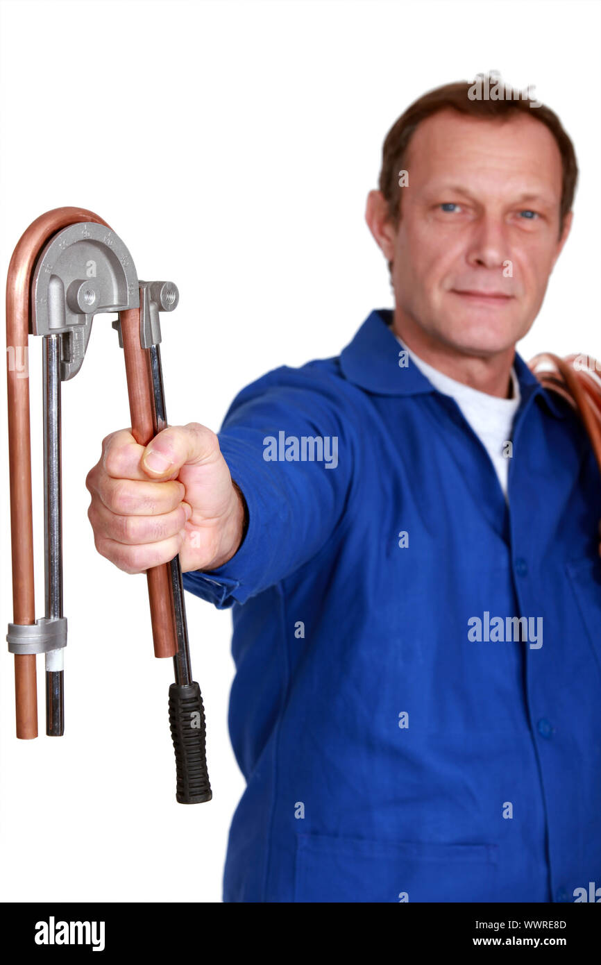 Plombier à l'aide de l'outil de plier le tuyau en cuivre Photo Stock - Alamy