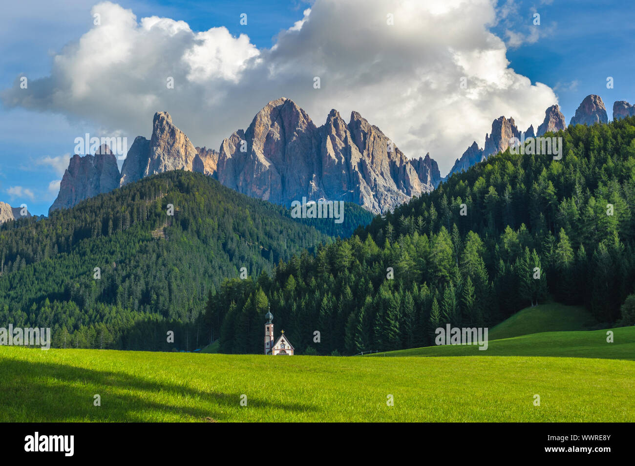 Église Saint-Jean en face de la montagne, vallée de Odle Funes, Dolomites, Italie Banque D'Images