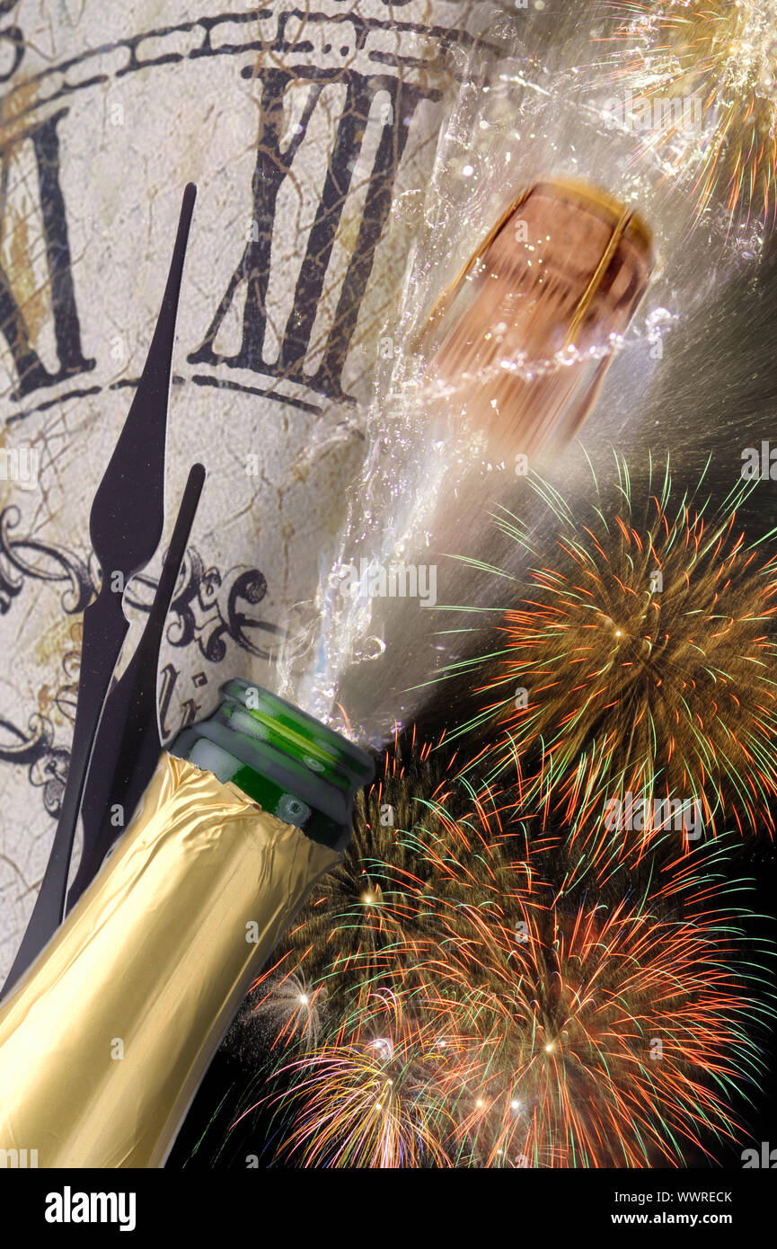 Champagne avec le vol cork et d'artifice pour la nouvelle année 2017 Banque D'Images