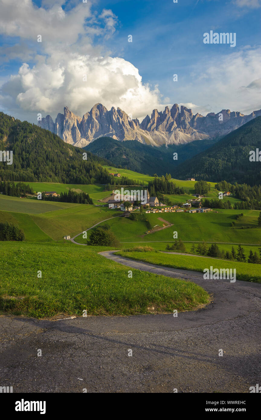 Village Santa Maddalena et les Dolomites, Val di Funes, Italie Banque D'Images