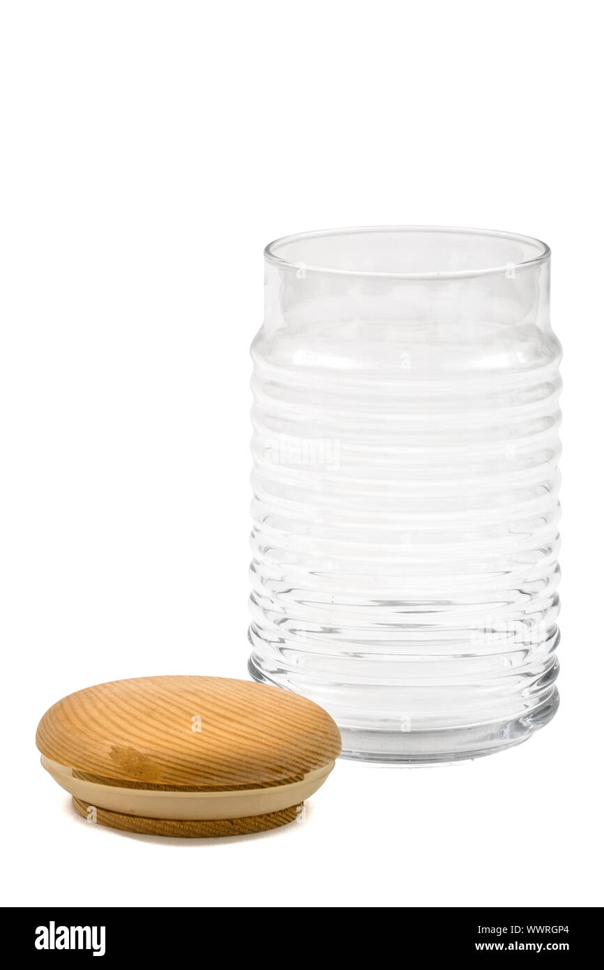 Verre vide Bocal avec couvercle à partir de bois, isolé sur blanc, with clipping path Banque D'Images