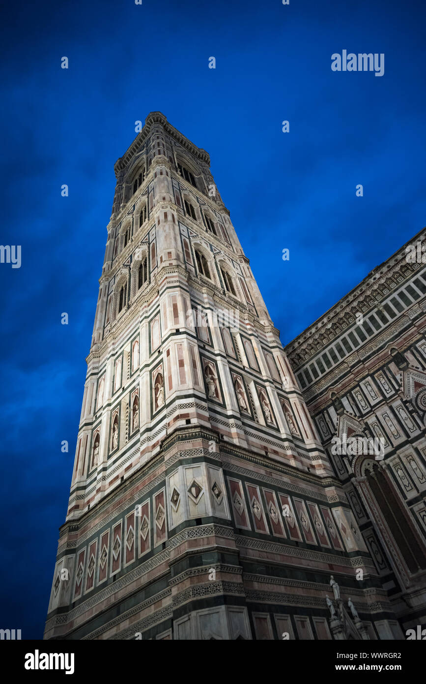 Le Campanile de Giotto et la cathédrale Santa Maria del Fiore, aussi appelée Duomo, la nuit, Florence, Italie Banque D'Images