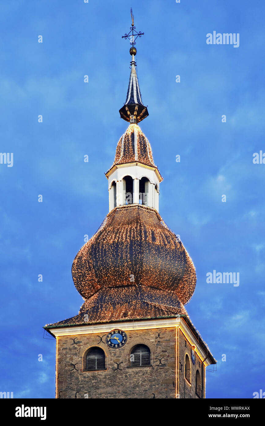 Église évangélique de spire oignon Lennep au moment de Noël, Remscheid, région du Bergisches Land, Allemagne Banque D'Images