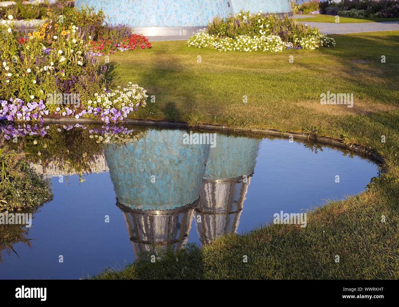 Puits de lumière conique en miroir dans un étang, un jardin sur le toit du  hall d'exposition et d'Art , Bonn, Allemagne Photo Stock - Alamy