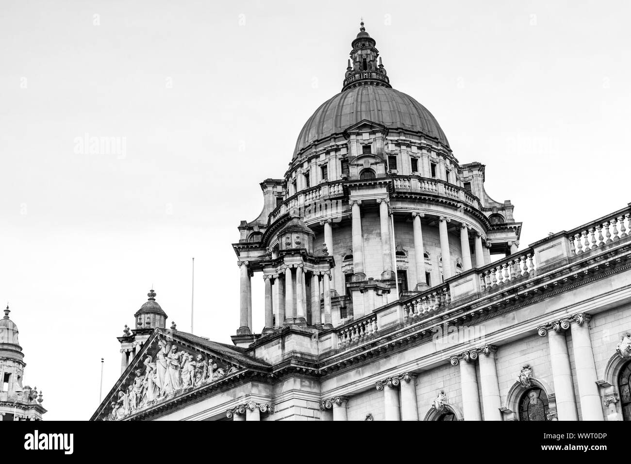 Le Belfast City Hall à Donegall Square à Belfast, en Irlande du Nord en noir et blanc Banque D'Images