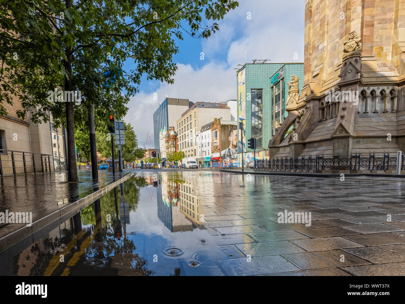 Impression de la rue Victoria et Albert Memorial Clock Tower à Belfast Banque D'Images
