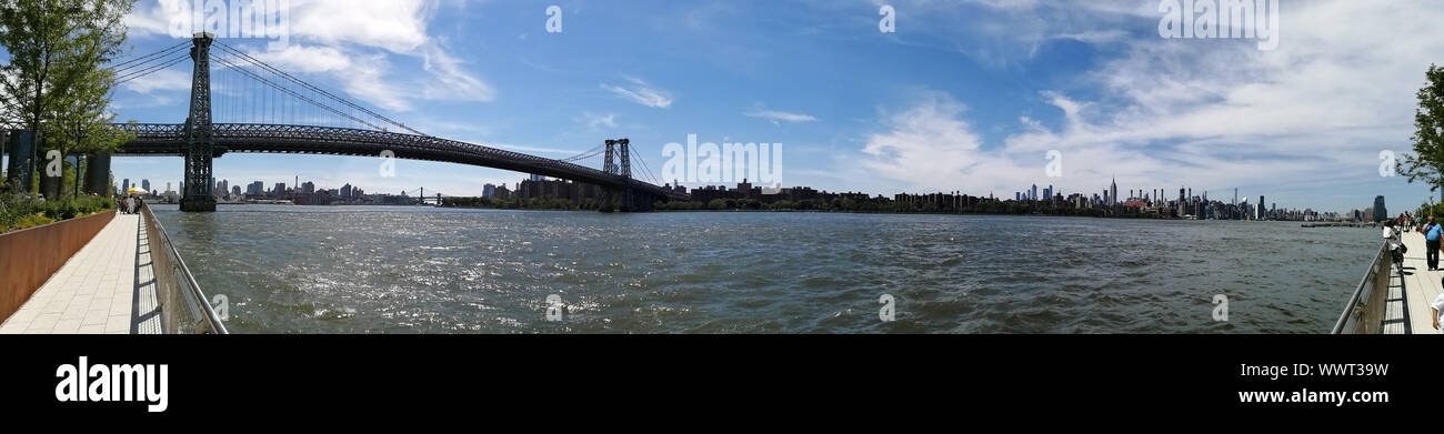 Le pont de Williamsburg, Hudson River et New York Skyline vue panoramique Banque D'Images