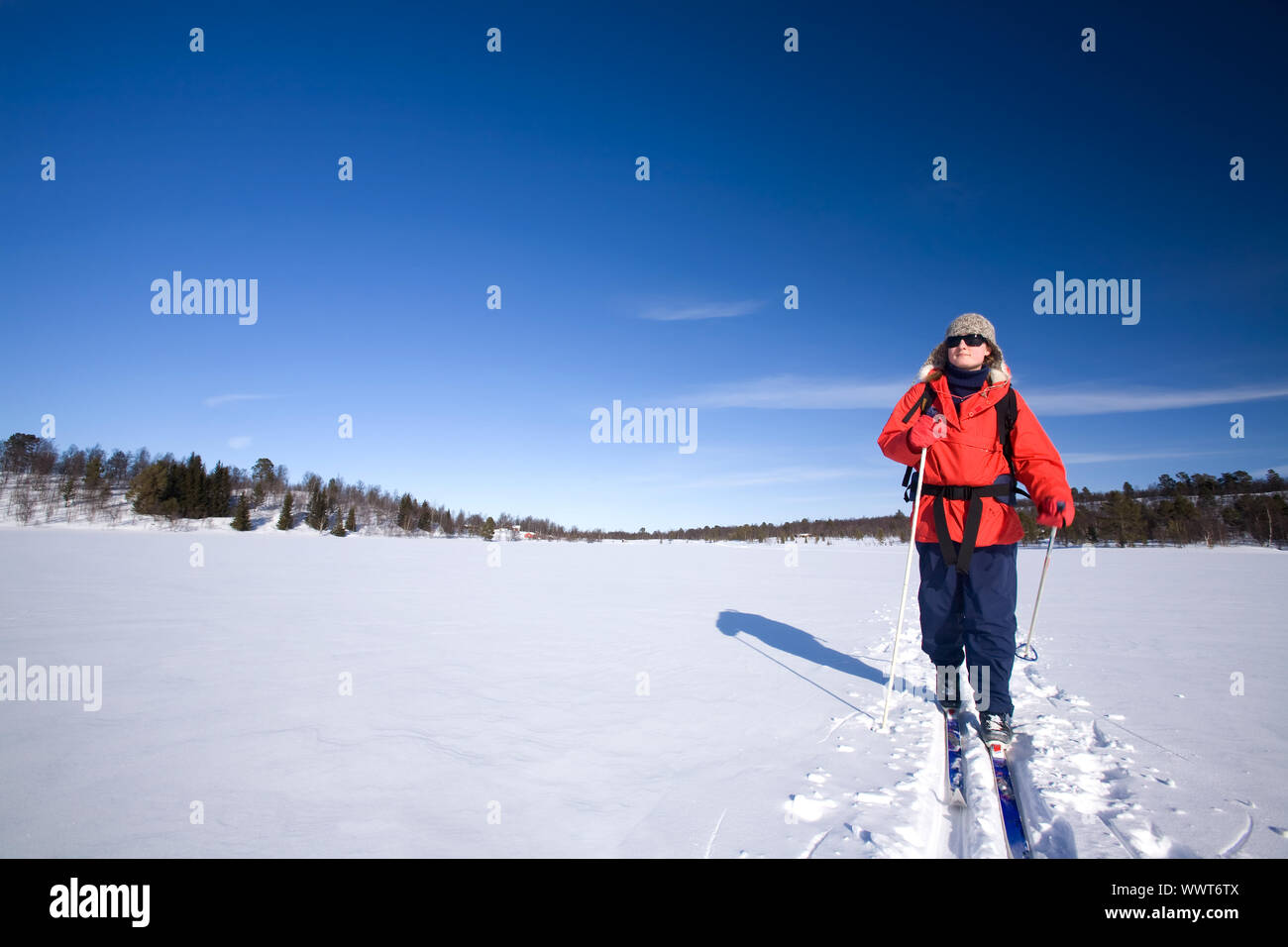 Une femme ski sur un lac gelé Banque D'Images