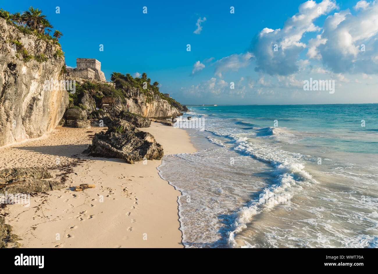 Plage de sable blanc et les ruines de Tulum, Mexique, Yuacatan Banque D'Images