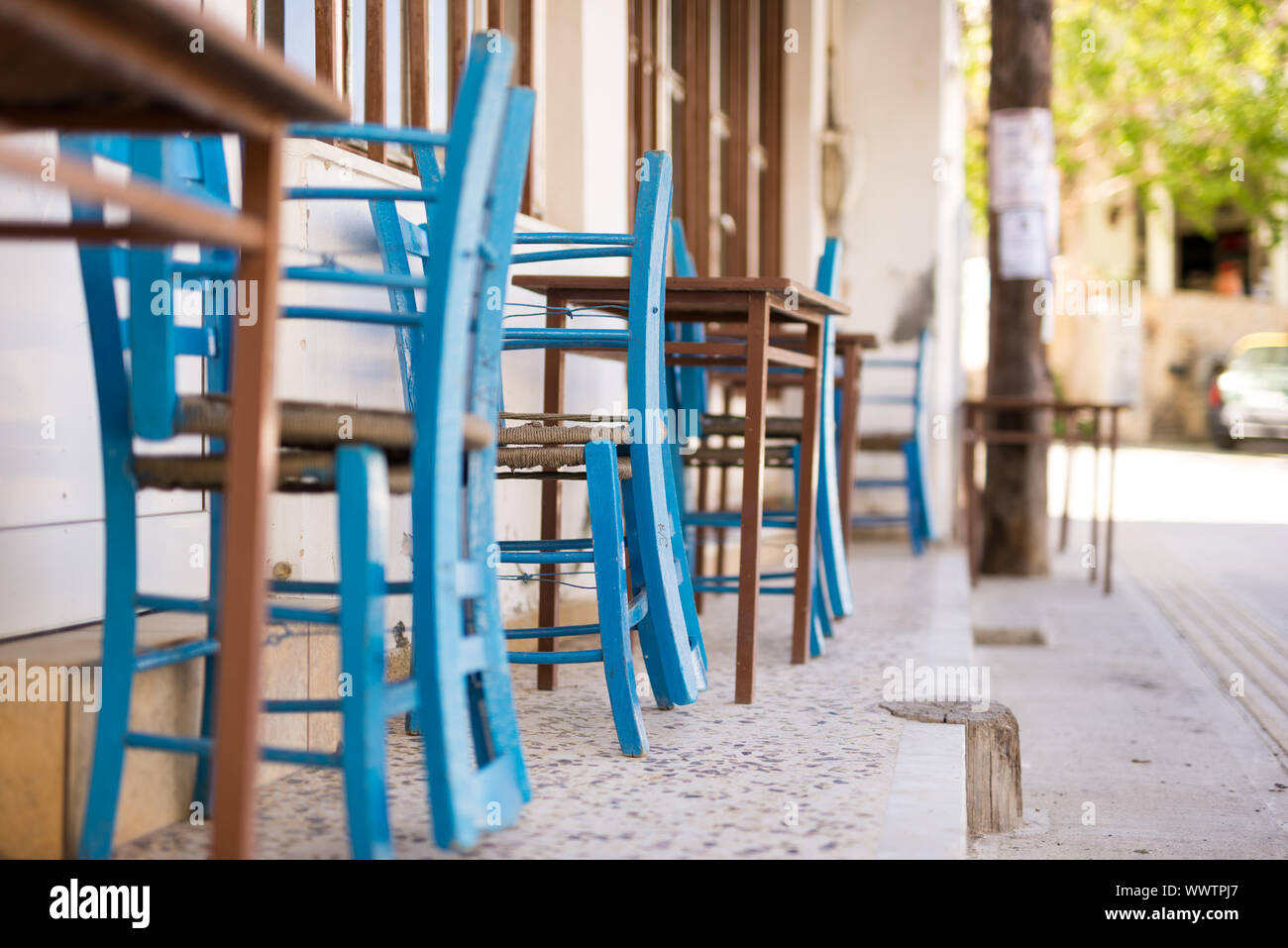 Ombragée avec table et chaises dans le village Pitsidia au sud de la crête Banque D'Images