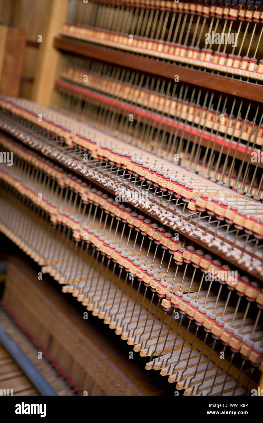 L'intérieur d'un ancien orgue à tuyaux en bois Banque D'Images