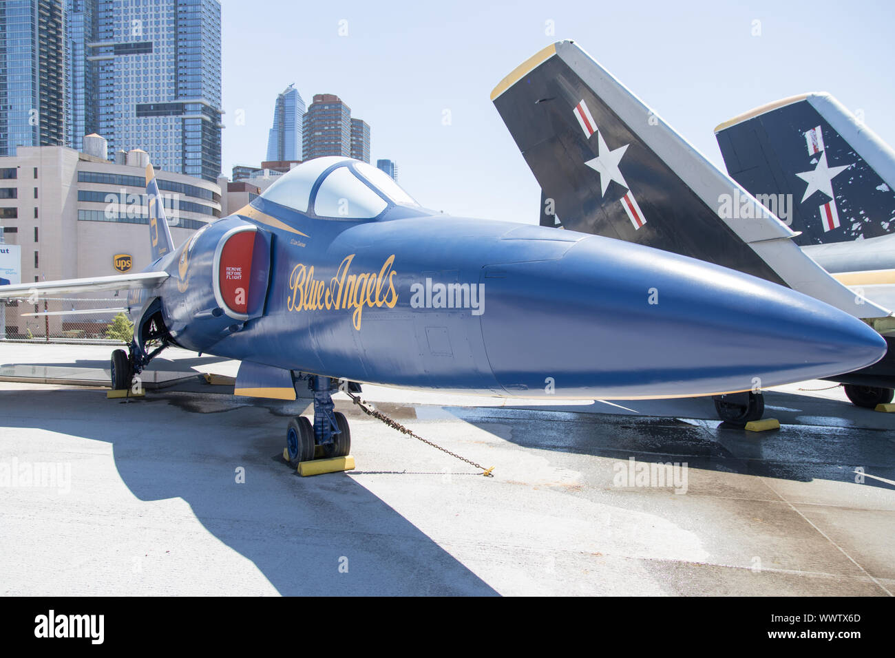 New York, USA - 11 juin 2019 : Grumman F11F-1) F-11A Tiger avion à l'Intrepid Sea, Air and Space Museum Banque D'Images