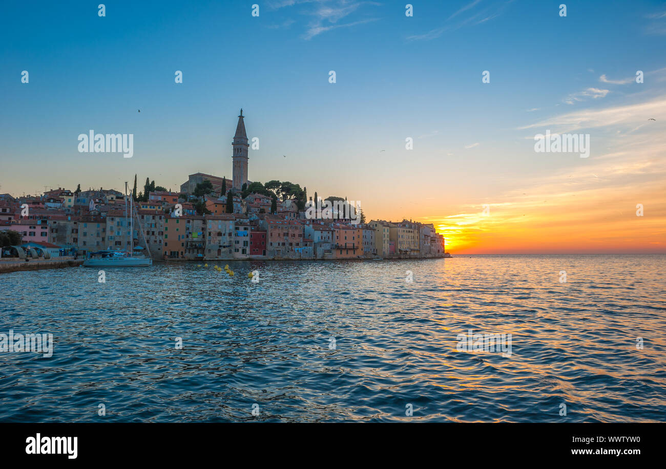 Vieille ville de Rovinj au coucher du soleil, péninsule d'Istrie, Croatie Banque D'Images