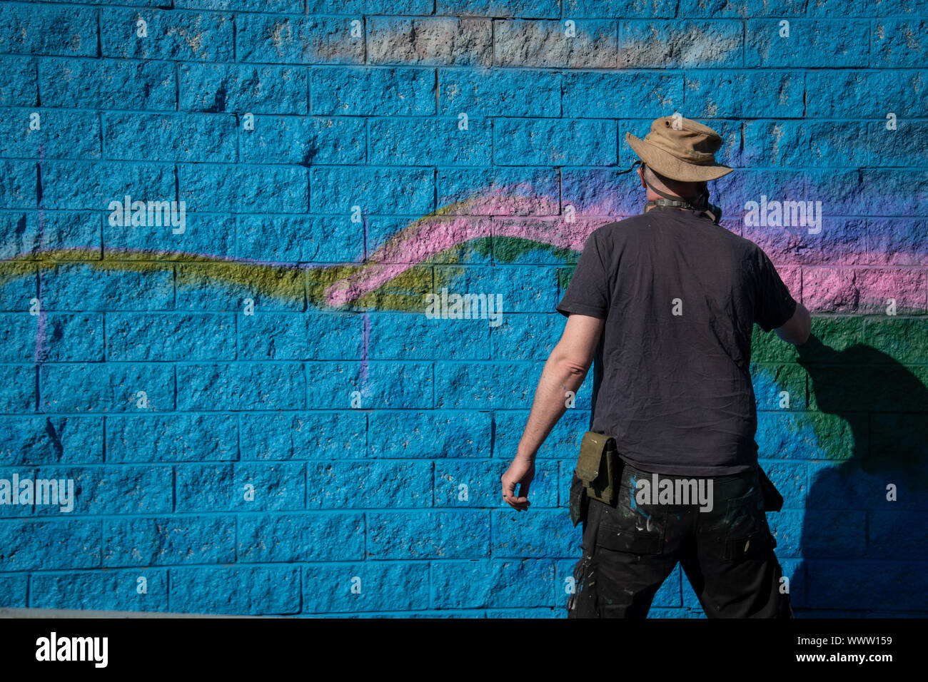 Artiste Graffiti Art colorées avec de la peinture aérosol sur le mur Banque D'Images