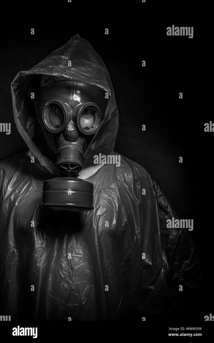 L'infection à virus Ebola concept, l'homme avec masque à gaz rouge Banque D'Images