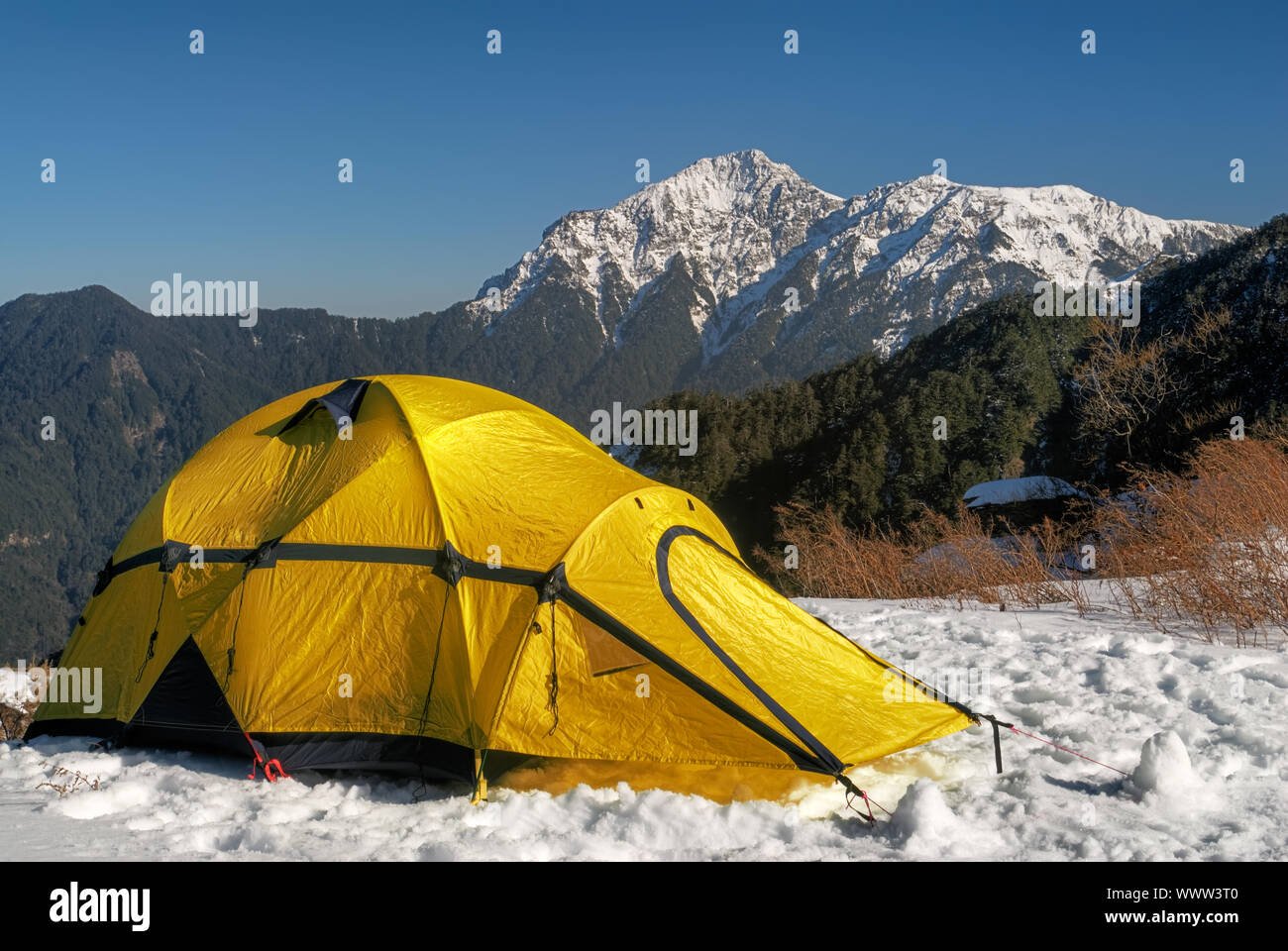 Tente jaune sur la colline de neige en hiver Photo Stock - Alamy