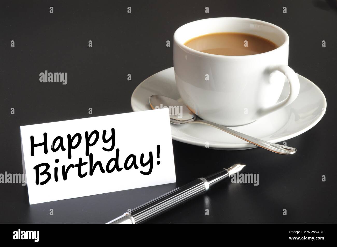 Joyeux anniversaire carte de souhaits avec tasse de café sur noir Banque D'Images