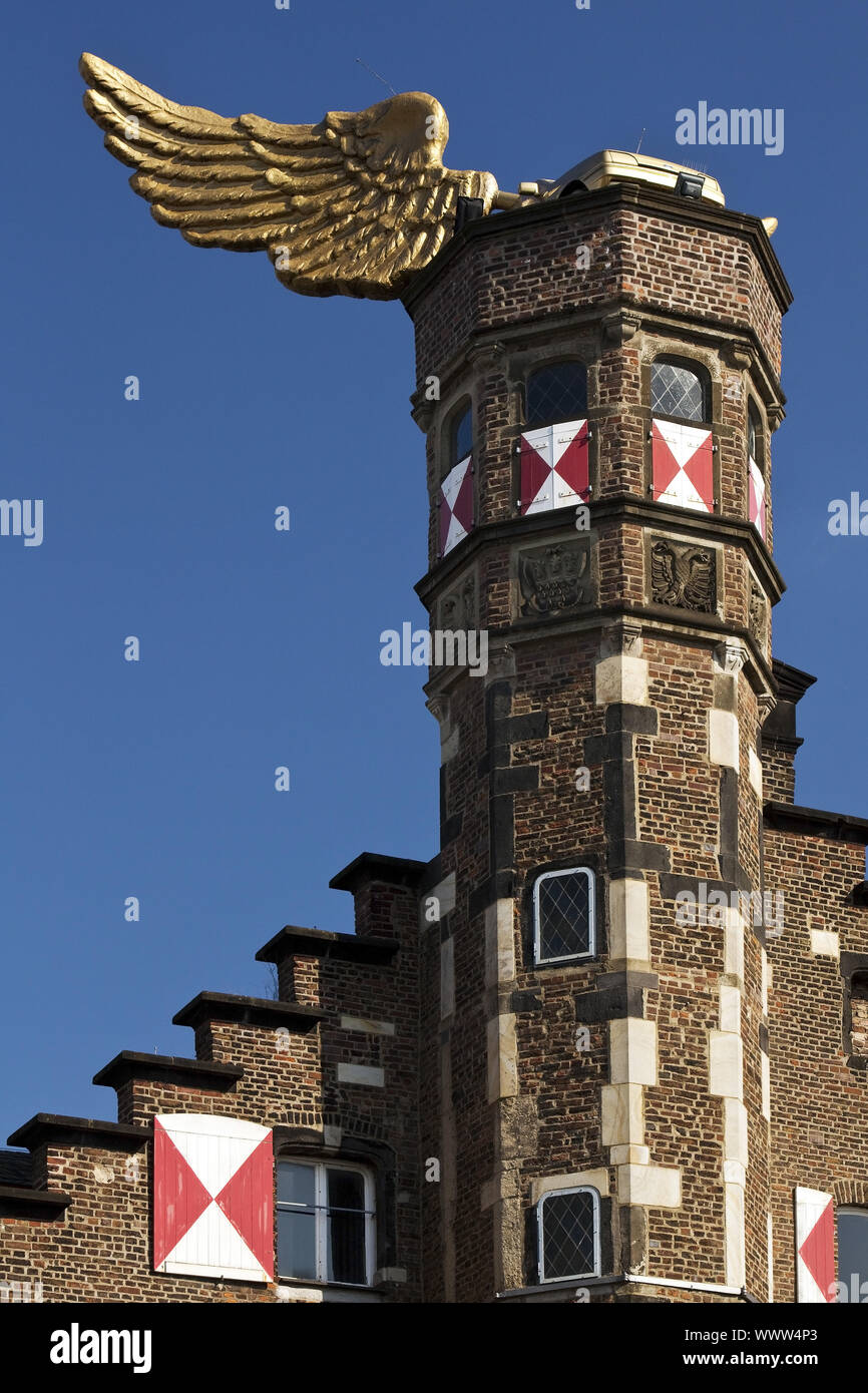 Voiture d'or avec les ailes sur le toit de musée municipal, Cologne, Rhénanie du Nord-Westphalie, Allemagne Banque D'Images