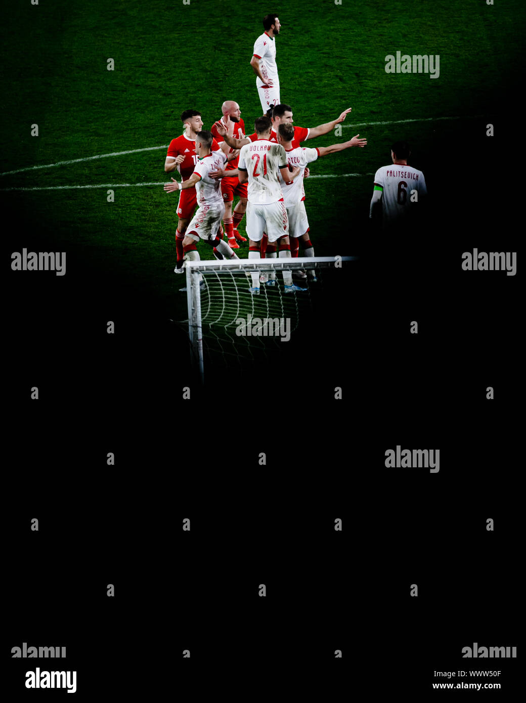 Fan de football gallois Culture - le mur rouge - Pays de Galles joueurs attendre coup franc, le Pays de Galle contre la Biélorussie, le lundi 9 septembre 2019, Cardiff City Stadium, le Pays de Galles Banque D'Images