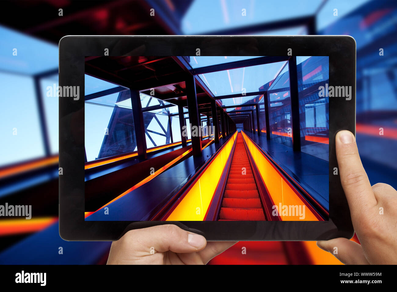 Holding a tablet PC dans les mains avec une photo de passerelle de Zollverein en face de l'original Banque D'Images