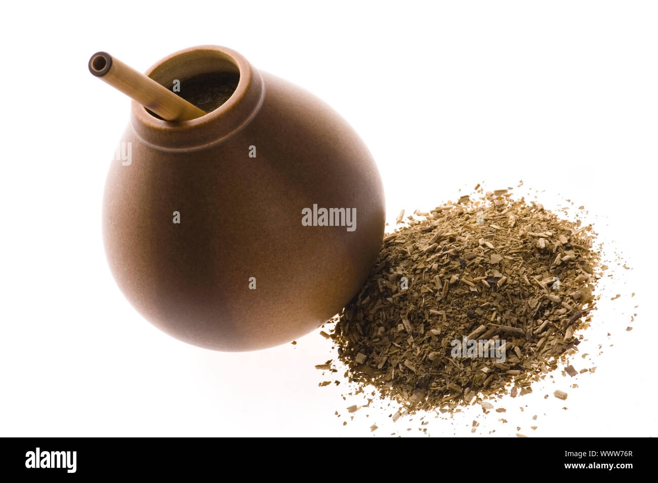 Calebasse avec argentine yerba mate isolated on white backgroun Banque D'Images