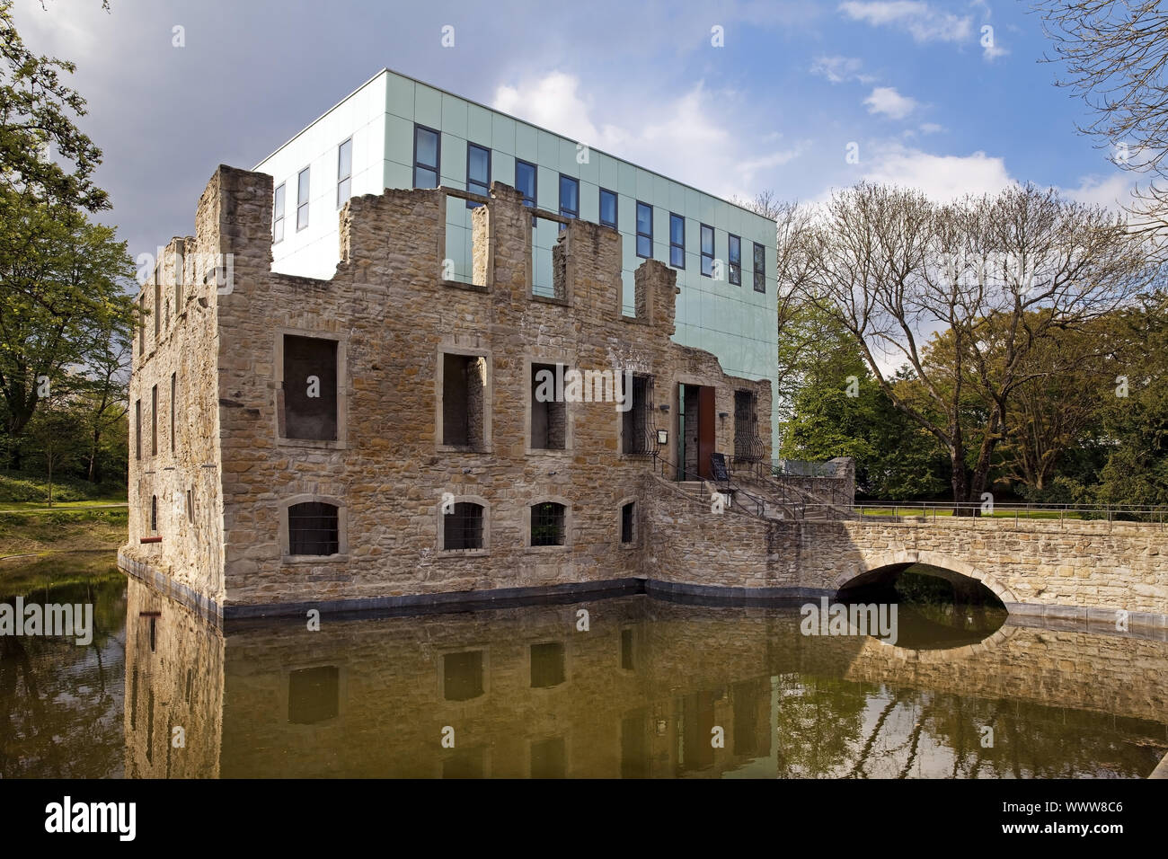 Haus Weitmar, ruine de château Weitmar eith Kubus, Bochum, Ruhr, Allemagne, Europe Banque D'Images