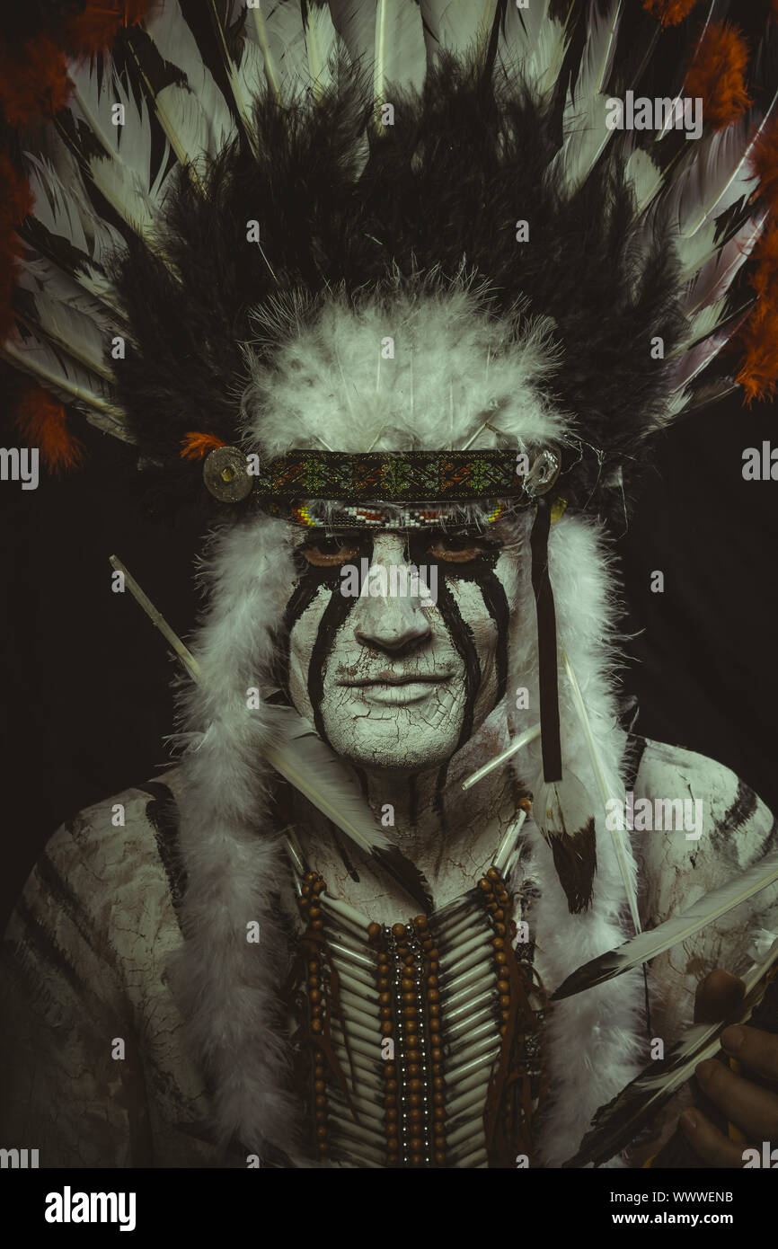 Les costumes, American Indian avec plume of feathers, ax et tableaux de guerre Banque D'Images