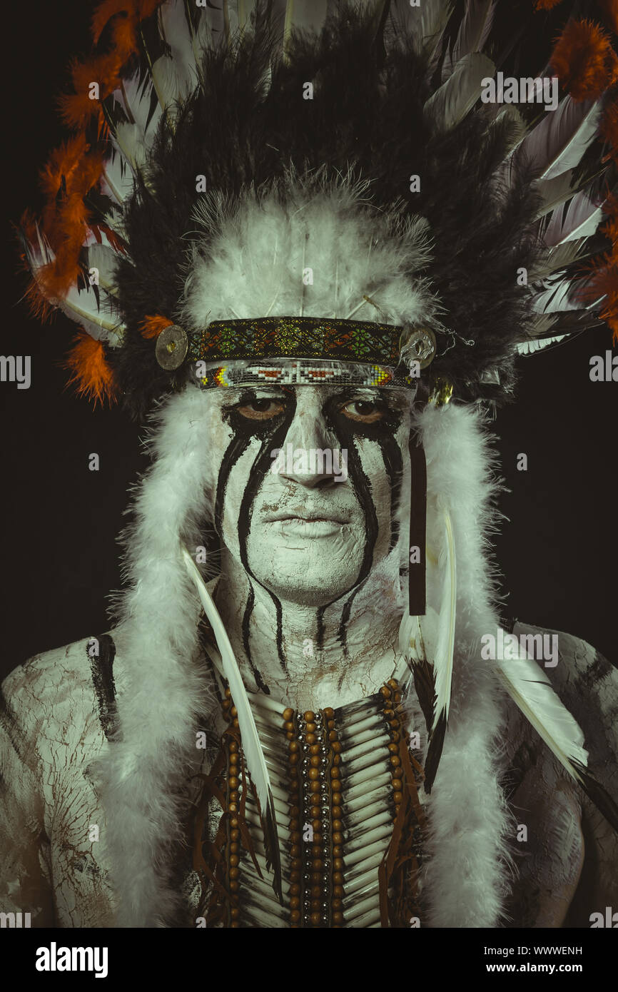 Chef autochtone, American Indian avec plume of feathers, ax et tableaux de guerre Banque D'Images