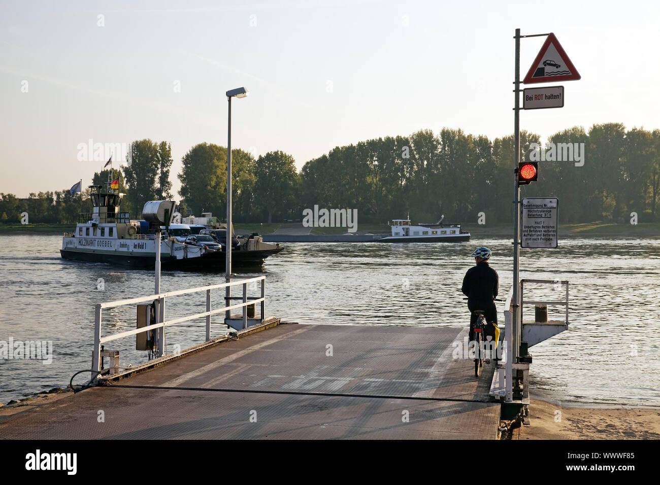 L'arrivée du Rhin-bateau à l'embarcadère, Cologne, Rhénanie du Nord-Westphalie, Allemagne, Europe, Banque D'Images