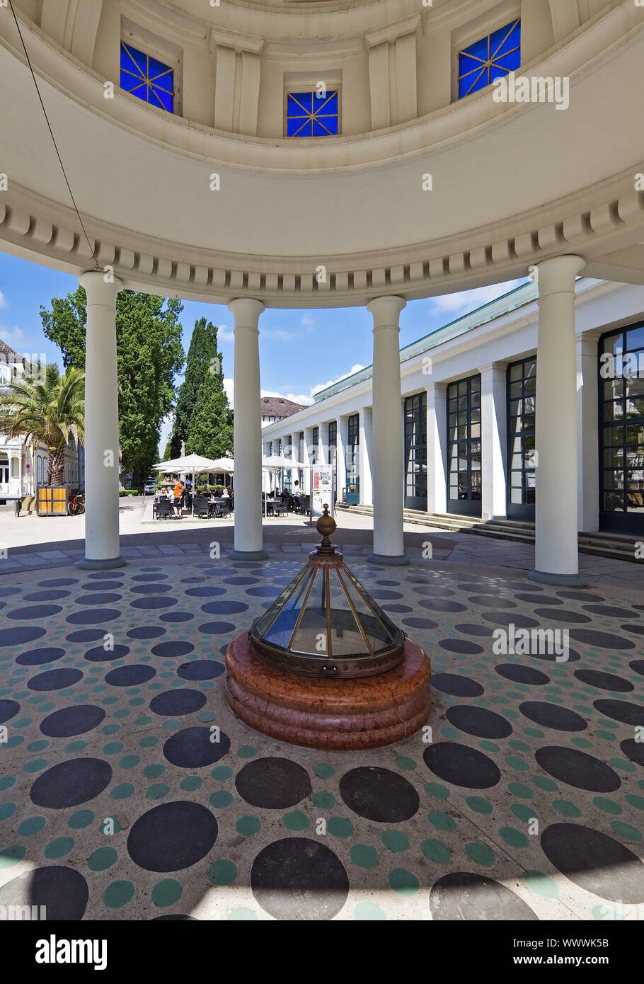 Bien sainte thermale, à l'entrée dans la Wandelhalle spa resort, Bad Pyrmont, Allemagne, Europe Banque D'Images Bien sainte thermale, à l'entrée dans la Wandelhalle spa resort, Bad Pyrmont, Allemagne, Europe Banque D'Images