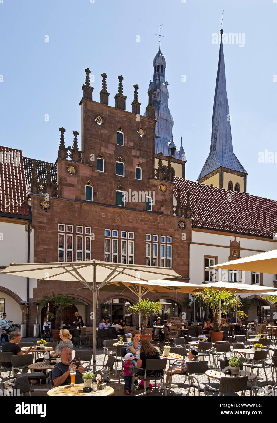 Place du marché avec la mairie et l'église de Saint-Nicolas, Lemgo, Rhénanie du Nord-Westphalie, Allemagne Banque D'Images