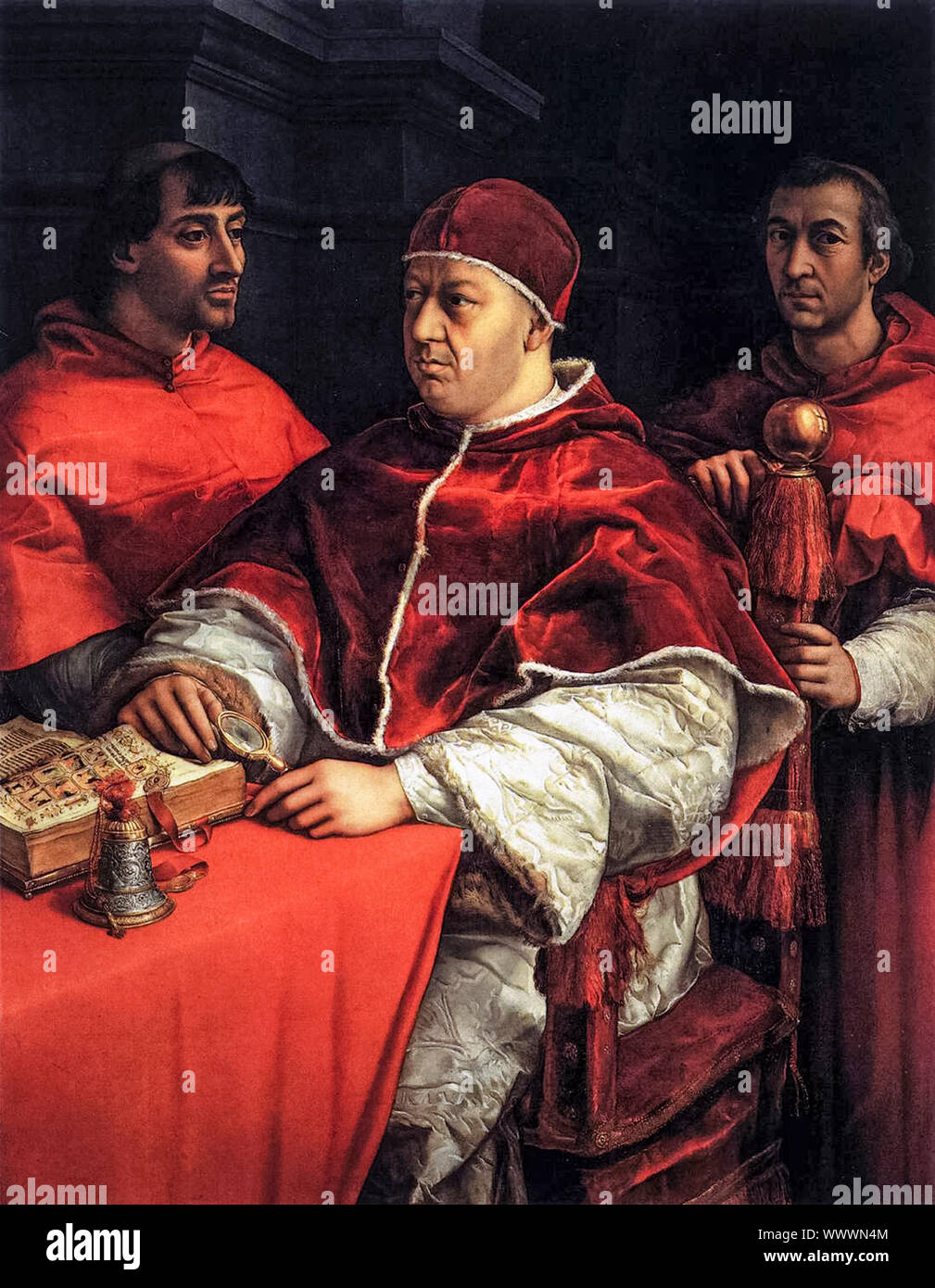 Le pape Léon X (Giovanni de' Medici, 1475-1521) avec Giulio de' Medici (1478-1534), le futur pape Clément VII à gauche et Luigi de Rossi (1474-1519), son cousin, à droite. Portrait peint à l'huile sur panneau par Raphaël (Raffaello Sanzio da Urbino) 1518-1519 Banque D'Images