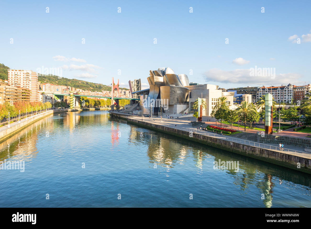 Le Nervión rivière qui traverse la ville de Bilbao dans la mer Cantabrique Banque D'Images