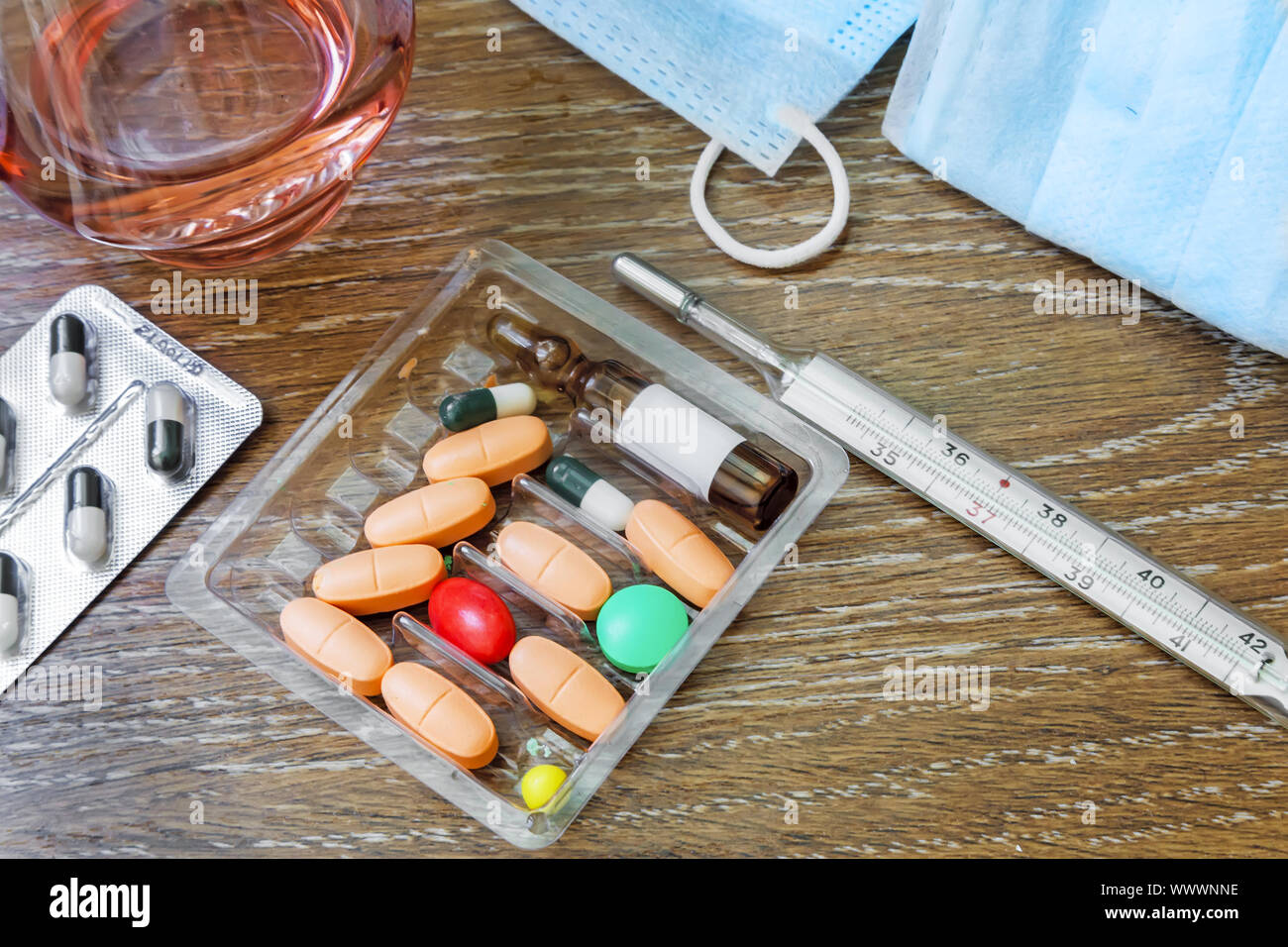 Médicaments pour traiter sous forme de comprimés et d'ampoules. Banque D'Images
