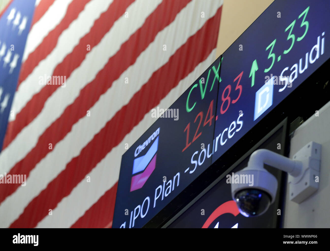 New York, USA. 16 Sep, 2019. Actions de Chevron Corporation sont jusqu'après la cloche d'ouverture sur le le parquet de la Bourse de New York sur Wall Street à New York le lundi 16 septembre, 2019. Credit : UPI/Alamy Live News Banque D'Images