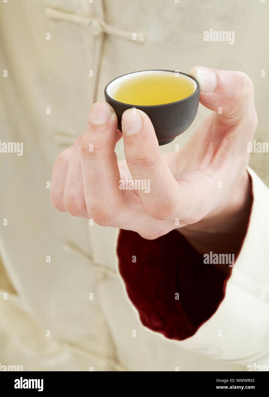 Photo de hand holding tasse de thé vert Banque D'Images