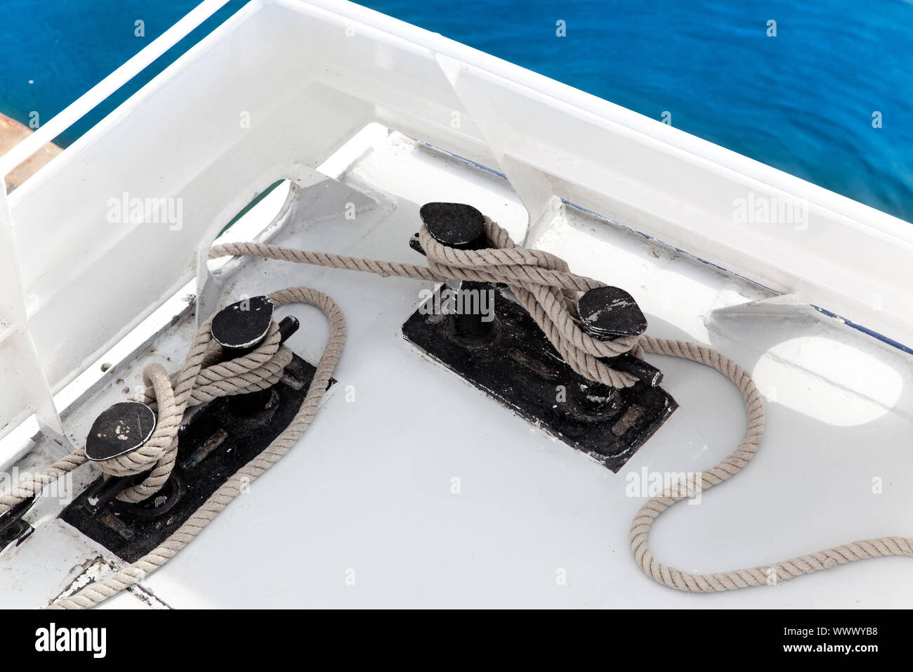 Double bateau bitt détail avec corde amarré au port de plaisance Banque D'Images