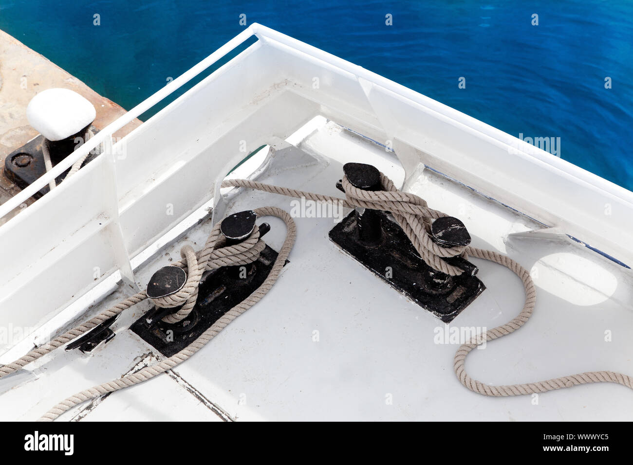 Double bateau bitt détail avec corde amarré au port de plaisance Banque D'Images