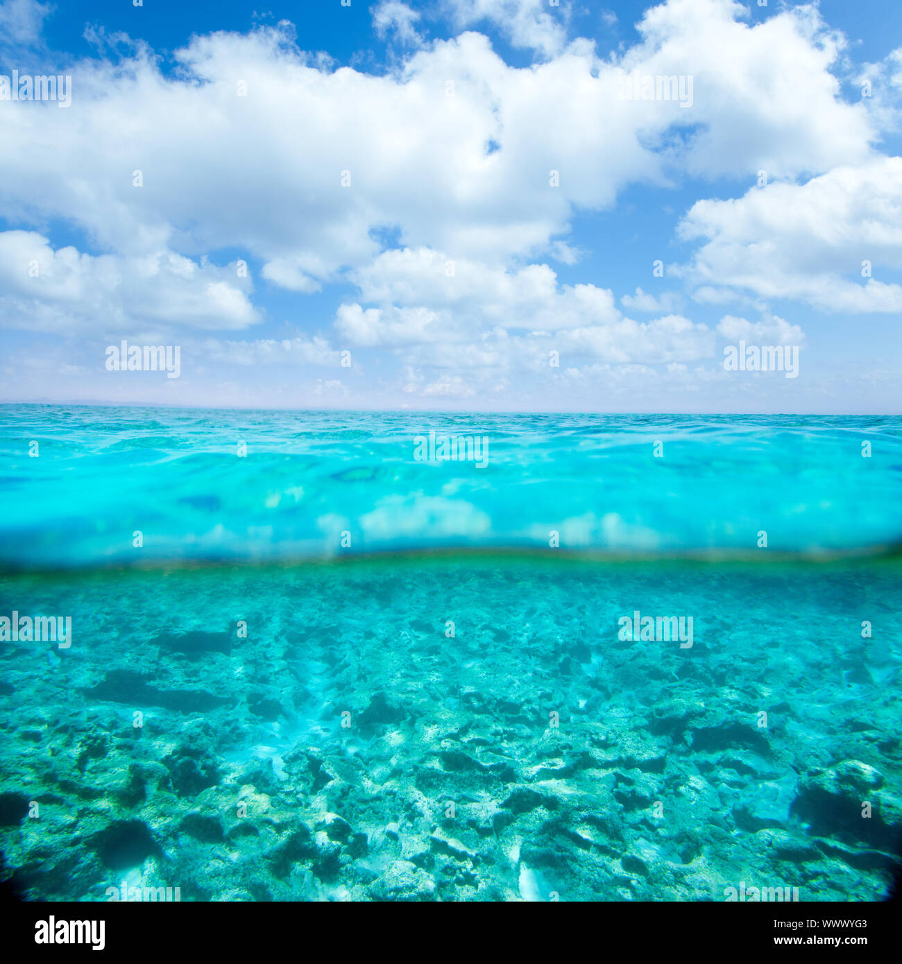 Belearic sous la mer turquoise des îles en plus de flottaison tropical beach Banque D'Images