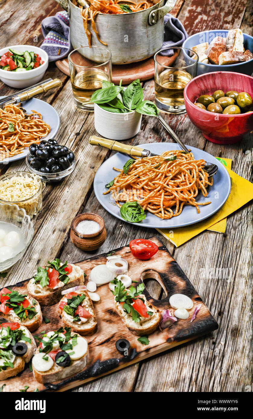 Ensemble avec des plats italiens traditionnels. Concept : dîner avec vin italien et les spaghettis Banque D'Images