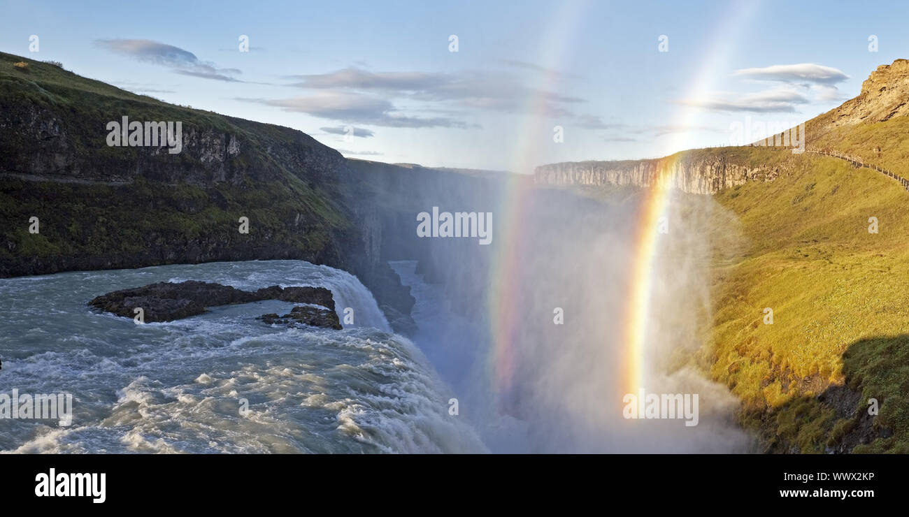 Cascade de Gullfoss et double arc-en-ciel, la rivière Hvitá, cercle d'or, de Haukadalur, Islande, Europe Banque D'Images