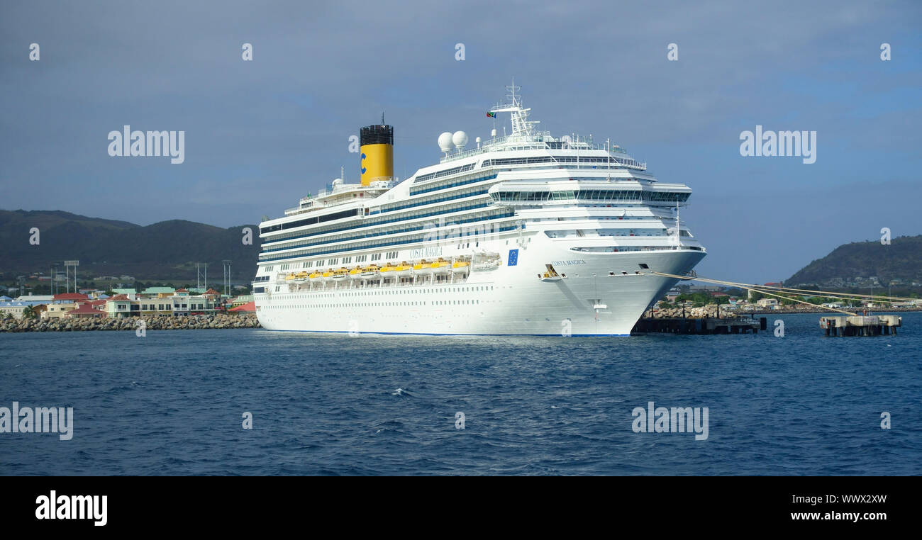 Costa Magica bateau de croisière au port, Saint Kitts et Nevis, Caraïbes Banque D'Images