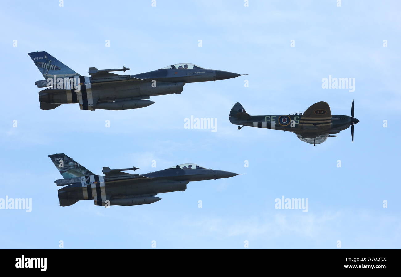 Hechtel, Belgique. 15 Sep, 2019. Deux chasseurs F-16 de la Force Aérienne Belge accompagner un 'Spitfire' vintage, un célèbre fighter dans la DEUXIÈME GUERRE MONDIALE, au cours d'un spectacle de voltige à l'International Sanicole Airshow à Hechtel, Belgique, le 15 septembre 2019. Credit : Wang Xiaojun/Xinhua/Alamy Live News Banque D'Images