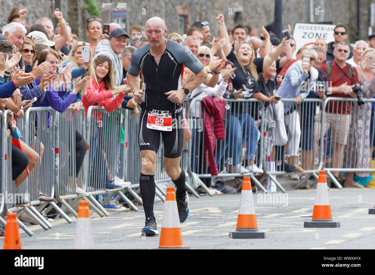 Tenby, UK. 15 Sep, 2019. Sur la photo : UN visiblement bouleversée Gareth Thomas continue sa course après avoir été embrassé par son mari Stephen minutes après il a commencé son marathon. Dimanche 15 septembre 2019 Re : Ironman Triathlon event à Tenby, Pays de Galles, Royaume-Uni. ATHENA : crédit PHOTO AGENCY LTD/Alamy Live News Banque D'Images